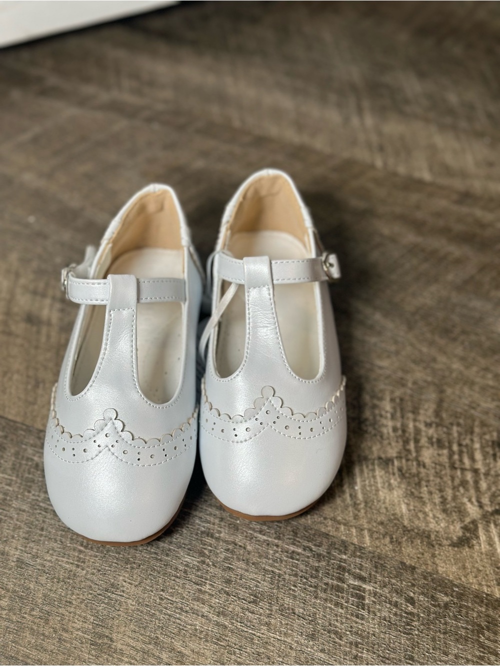 Girls White Scalloped T-Strap Mary Jane Dress Shoes Size 5M 13.5cm
